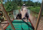 Personel Kodim 1427/Pasangkayu Percepat Finishing Jembatan Gantung Perintis Garuda